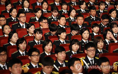 ▲ 21일 오후 서울 종로구 세종문화회관에서 열린 제69주년 경찰의 날 기념식에서 참석자들이 박근혜 대통령의 치사를 경청하고 있다.ⓒ 사진 연합뉴스