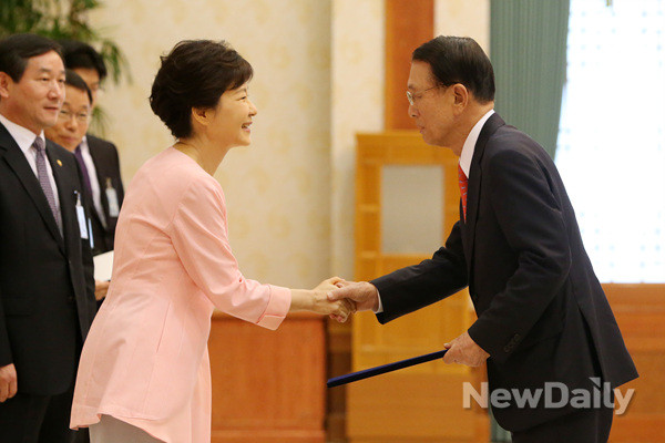 ▲ 박근혜 대통령이 지난해 8월 김기춘 비서실장에게 임명장을 수여하고 있다. ⓒ뉴데일리(청와대 제공)