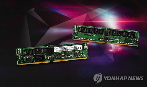 ▲ 왼쪽부터  삼성전자의 20나노 8Gb DDR4 서버 D램과 SK하이닉스의 20나노급 4Gb DDR4를 기반으로 한 16GB NVDIMM(비휘발성 메모리 모듈). ⓒ삼성전자, SK하이닉스 제공