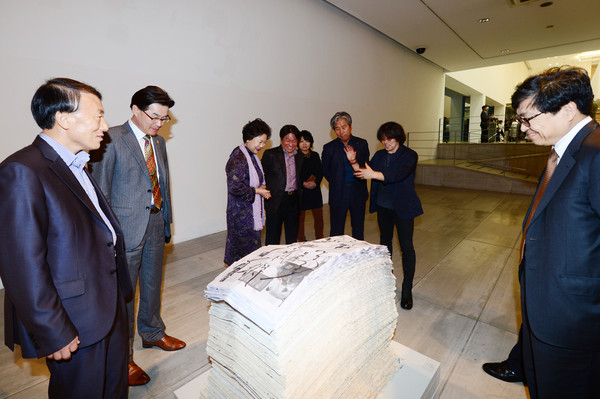 ▲ 권기철 작가를 비롯한 내외빈이 전시된 작품을 감상하고 있다. ⓒ대구보건대 제공