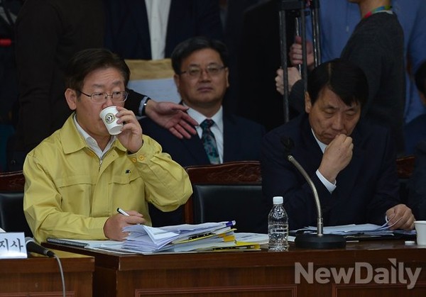 ▲ 22일 경기도청에서 열린 안행위 국감에 증인으로 출석한 이재명 성남시장이 국감 도중 목이 마른 듯 물을 마시고 있다. ⓒ뉴데일리 정상윤 기자