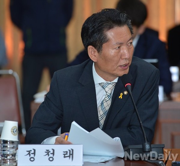 ▲ 22일 경기도청에서 열린 안행위 국감에서 이재명 성남시장을 향한 질타의 목소리가 이어지자, 의사진행발언까지 신청하면서 "성남시의 주최가 아니냐는 것은 불필요한 논란"이라고 강조한 새정치민주연합 정청래 의원. ⓒ뉴데일리 정상윤 기자