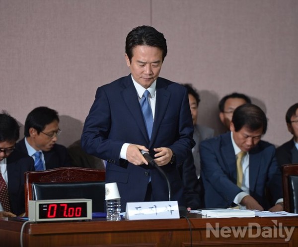 ▲ 남경필 경기도지사가 22일 경기도청에서 열린 국회 안행위 국정감사에서 현안 보고를 앞두고 마이크를 조정하고 있다. ⓒ뉴데일리 정상윤 기자