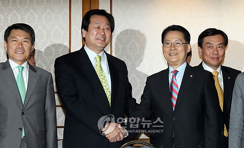 ▲ 새누리당 김무성 대표와 박지원 새정치연합 전 원내대표가 악수를 나누고 있다. 자료사진 ⓒ 연합뉴스