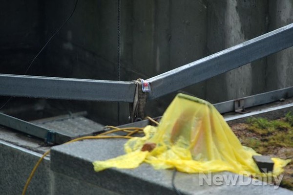 ▲ 지난 21일 수사본부는 사고가 일어난 환풍구 부실시공 여부 확인을 위해, 국립과학수사연구원과 함께 판교테크노밸리 유스페이스몰 A동 앞 환풍구에서, 환풍구 덮개를 지탱하는 받침대 하중실험을 실시했다.ⓒ 뉴데일리 이종현 기자