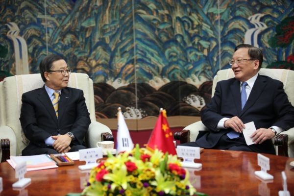 ▲ 탕쟈쉬엔(唐家璇) 중국 국무위원(오른쪽)이 22일 경제교류 협력차 구미시를 방문해 남유진 구미시장과 환담을 나누고 있다.ⓒ뉴데일리