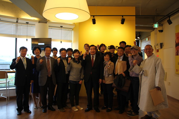 ▲ 대통령 직속 자문기구인 국민대통합위원회 한광옥 위원장이 22일 사회적협동조합인 빅핸즈를 찾아 간담회 후 참석자들과 파이팅을 외치고 있다.ⓒ뉴데일리