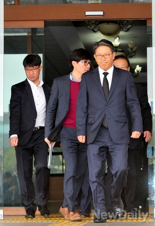 ▲ ▲ 이데일리 [곽재선] 회장이 19일 오후 경기도 성남시 분당구청에서 열린 판교 환풍구 붕괴 사고 수습 방안 관련 회의를 마친 뒤 나오고 있다.ⓒ 뉴데일리 이종현 기자