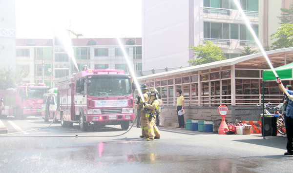 ▲ 사진은 지난 5월 경북지방우정청과 대구 동구 동촌119안전센터의 합동 소방훈련 실시 모습ⓒ경북지방우정청 제공