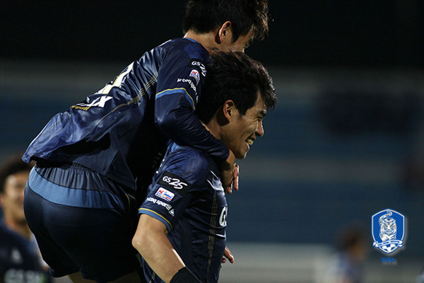 ▲ FA컵 4강전에서 FC서울의 김주영은 전반 8분 선취골을 기록했다.이 골을 잘 지켜낸 FC서울은 상주상무를 상주시민운동장에서 1대0으로 꺾고 FA컵 결승행을 결정지었다. 대한민국 축구 대표팀을 이끄는 울리 슈틸리케 감독은 이날 상주시민운동장을 찾아 상주상무와 FC서울의 경기를 관전했다.ⓒ대한축구협회