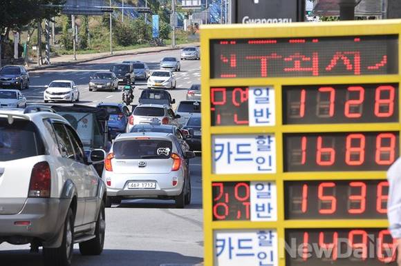 ▲ ⓒ주유소 출혈경쟁이 이뤄지는 광진구내 한 주유소 가격표. 하루가 다르게 지역내 최저가 주유소 순위가 바뀐다.