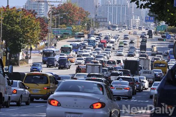 ▲ ⓒ주유소 출혈경쟁이 이뤄지는 광진구내 한 주유소 가격표. 하루가 다르게 지역내 최저가 주유소 순위가 바뀐다.