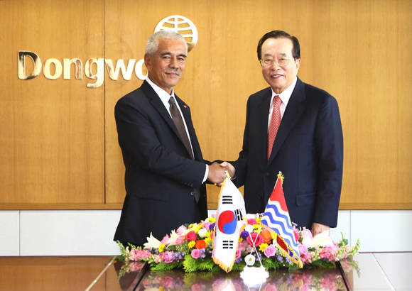 ▲ '아노테 통' 키리바시 대통령(좌) 김재철 동원그룹 회장(우) ⓒ동원그룹
