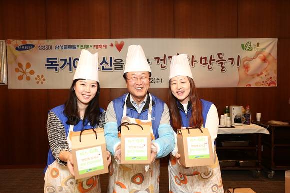 ▲ 삼성SDI 박상진 사장이 임직원들과 함께 직접 만든 건강차 들고 있는 모습(왼쪽에서 2번째) ⓒ삼성SDI