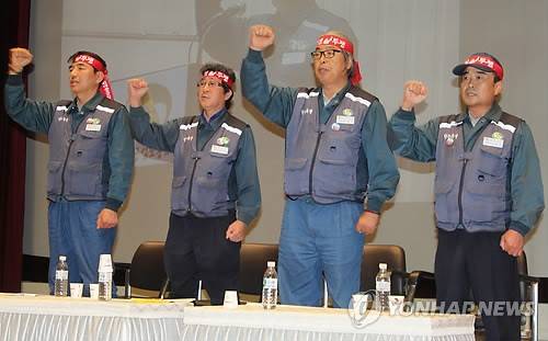 정병모 현대중공업 노조위원장(오른쪽 두번째)이 22일 울산 본사 체육관에서 열린 파업 찬반투표 개표장에서 구호를 외치고 있다.ⓒ연합뉴스DB