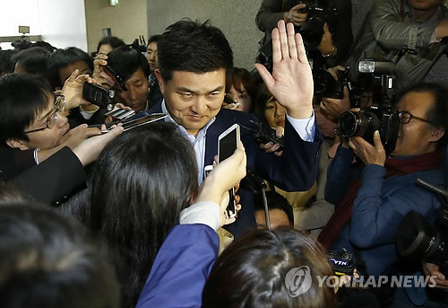 ▲ 새누리당 김태호 최고위원이 23일 최고위원회의에서 사퇴 의사를 표명한 뒤, 먼저 회의장을 나서고 있다. ⓒ연합뉴스 사진DB