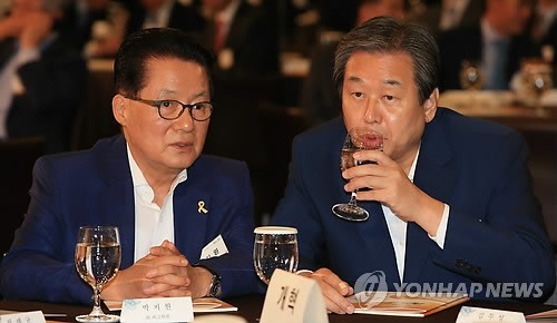 ▲ 동교동(김대중) 계파의 후계자 박지원 의원과 삼도동(김영삼) 계파의 후계자 김무성 의원은 정치판에서 동고동락하며 굳건하게 여의도를 지켜왔다.ⓒ연합뉴스 자료사진