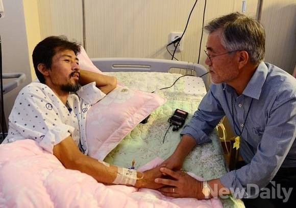 ▲ 지난 8월 28일 새정치민주연합 문재인 최고위원이 단식 중 병원으로 후송된 이른바 '유민 아빠' 김영오 씨를 면회하고 있다. 문 최고위원은 이 면회가 끝난 뒤 김 씨의 "단식을 중단하고 국회에 복귀하라"는 말에 따라 동조 단식 중단을 선언했다. ⓒ국회 사진공동취재단