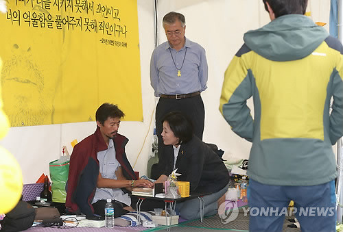 ▲ 지난 8월 20일 새정치민주연합 박영선 국민공감혁신위원장이 광화문 광장을 찾아 이른바 '유민 아빠' 김영오 씨 앞에서 무릎을 꿇고 대화를 나누고 있다. ⓒ연합뉴스 사진DB