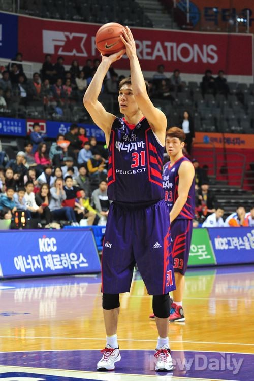 ▲ 고양 오리온스 트로이 길렌워터 선수가 인천 전자랜드 엘리펀츠의 주태수(32) 선수의 수비를 뚫고 득점을 시도하고 있다.ⓒ뉴데일리 이종현 사진기자
