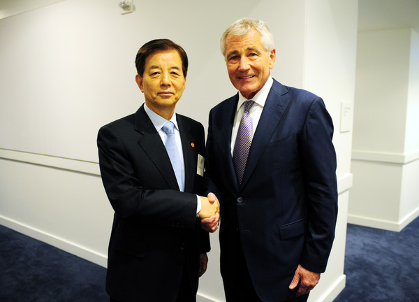 ▲ 한민구 대한민국 국방부 장관(좌)과 척 헤이글 미국 국방부장관이 펜타곤에서 악수를 하고 있다.ⓒ국방부