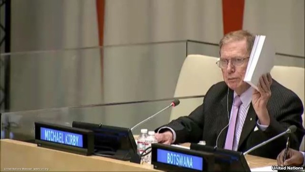 마이클 커비 전 위원장이 22일 유엔에서 열린 북한인권토론회에서 북한인권상황을 비판하며 COI 보고서를 들어 올리고 있다.