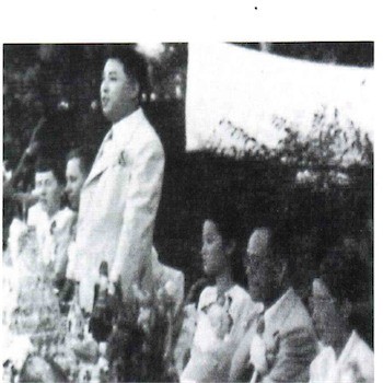 ▲ 해방후 소련군과 함께 평양에 나타난 김일성. 서울에서 평양으로 도망온 박헌영의 결혼식에서 축사를 하는 모습. 김일성 옆에 슈티코프 모습도 보인다. 사진을 볼 때 김일성 오른쪽이 윤레나-박헌영 부부. ⓒ뉴데일리 사진DB