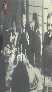 ▲ 47년 3월5일 북한 주둔 소련군 사령관 치스차코프대장 이임 환송연에서 김일성이 레베데프 부인과 건배하며 웃고 있다. 김일성 왼쪽은 부인 김정숙. 사진 맨 오른쪽은 북한 정치 담당 레베데프 소장. 이 사진은  5개 지방신문 공동 특파원으로 모스크바에 파견된 강원일보 소속 송광호 기자가 당시 북한의 실질적 통치자인 슈티코프 아래서 북한 정치를 쥐락펴락하던 레베데프(당시 소련군 소장) 가족으로부터 입수한 것ⓒ 뉴데일리 사진DB