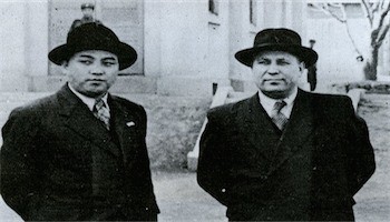 ▲ 47년 3월5일 북한 주둔 소련군 사령관 치스차코프대장 이임 환송연에서 김일성이 레베데프 부인과 건배하며 웃고 있다. 김일성 왼쪽은 부인 김정숙. 사진 맨 오른쪽은 북한 정치 담당 레베데프 소장. 이 사진은  5개 지방신문 공동 특파원으로 모스크바에 파견된 강원일보 소속 송광호 기자가 당시 북한의 실질적 통치자인 슈티코프 아래서 북한 정치를 쥐락펴락하던 레베데프(당시 소련군 소장) 가족으로부터 입수한 것ⓒ 뉴데일리 사진DB