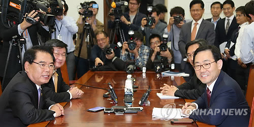▲ 새누리당 주호영 정책위의장(오른쪽)과 새정치민주연합 백재현 정책위의장(왼쪽) 등으로 구성된 여야 세월호 특별법 TF팀이 22일 저녁 2차 협상 시작을 앞두고 취재진의 기념 촬영 요청에 응하고 있다. 이날 협상은 결론에 이르지 못했다. ⓒ연합뉴스 사진DB