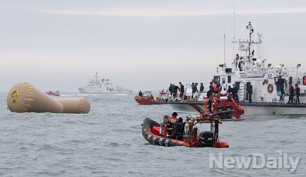 ▲ 세월호 수색 작업을 하고 있는 해양경찰(자료사진) ⓒ뉴데일리DB