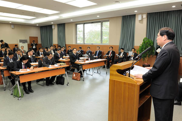 ▲ 인사말을 듣는 베트남 연수생들. 베트남 감찰원, 감사원 소속 고위 공무원들이다. ⓒKOICA 제공