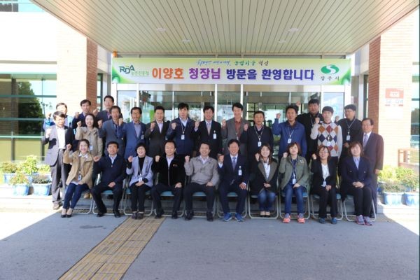 ▲ 이양호 농촌진흥청장이 지난 23일 경북 상주 과수묘목 현장을 찾아 관계자와 의견을 나눴다.ⓒ상주시 제공