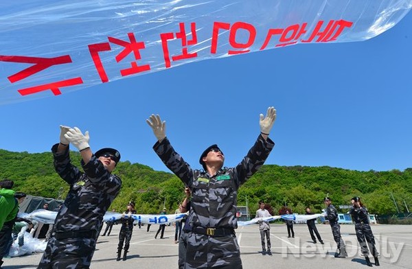 ▲ 대북전단을 담은 풍선을 날려보내는 북한인권단체 회원들. 김정은 정권은 대북전단을 남북고위급접촉의 전제조건으로 내걸고 있다. ⓒ뉴데일리 DB