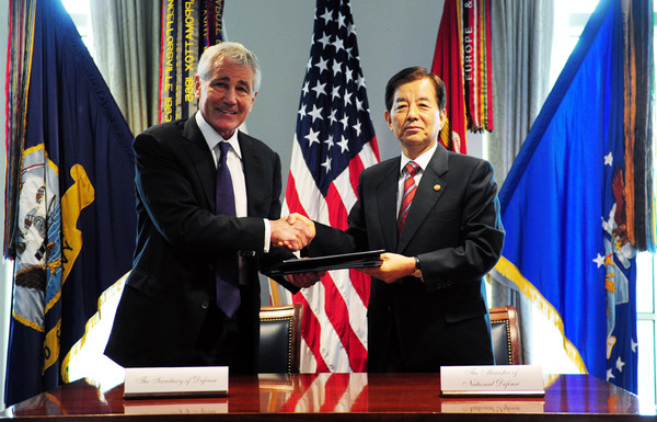 ▲ 미국 펜타곤에서 열린 46차 SCM 중 한미 양국 장관이 합의서를 교환하고 있다.ⓒ국방부