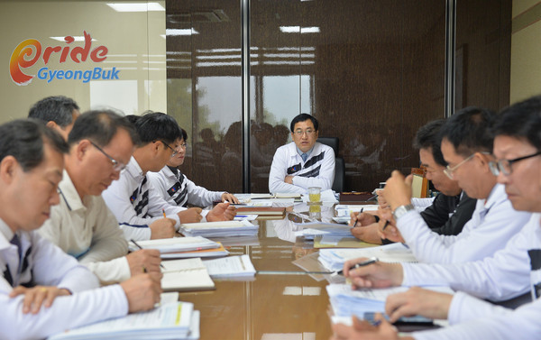 ▲ 경북도는 10월 독도사랑 실천의 달을 맞아 24일  전 직원들이 ‘독도사랑 티셔츠’를 입고 근무했다. 사진은 주낙영 경북도 행정부지사를 비롯한 간부들이 독도 티셔츠를 입고 간부회의를 하고 있다.ⓒ경북도 제공