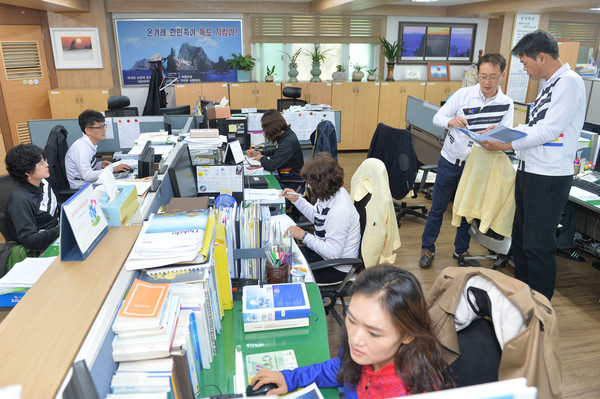 ▲ 경북도청 공무원들이 24일 독도사랑 실천의 달을 맞아 독도사랑 티셔츠를 입고 근무하고 있다.ⓒ경북도 제공