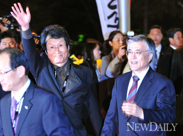부산국제영화제(BIFF) 개막식에 참석한 문재인 의원과 문성근. ⓒ 뉴데일리 정상윤 기자