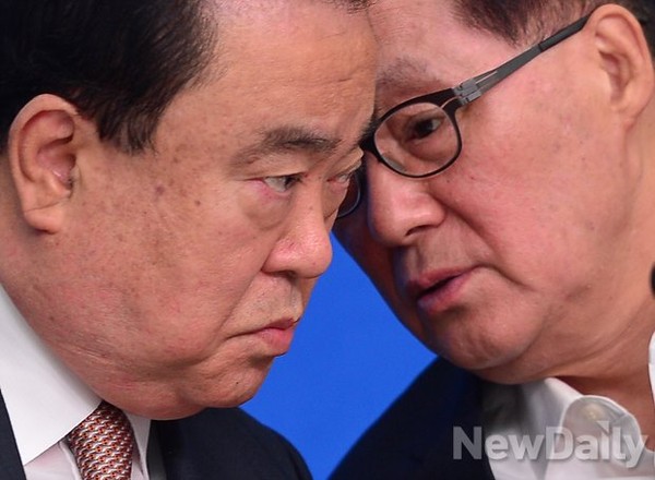 ▲ 지난 2일 열린 새정치민주연합 비상대책위원 회의에서 박지원 비대위원(오른쪽)이 문희상 비대위원장에게 회의 도중 귀엣말을 건네고 있다. ⓒ뉴데일리 정상윤 기자