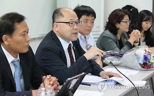 ▲ '北보위부 직파간첩 사건' 무죄 (서울=연합뉴스) 서명곤 기자 = 5일 오후 서울 서초구 서초동 민주사회를 위한 변호사 모임 사무실에서 열린 '보위사령부 직파간첩 조작사건 1심 선고에 대한 변호인단 기자회견'에서 장경욱 변호사(왼쪽에서 두번째)가 판결요지 등에 대해 설명하고 있다. 왼쪽에서 세번째는 석방된 홍모씨.ⓒ 사진 연합뉴스