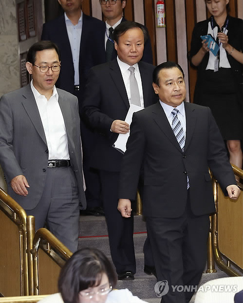 ▲ 새누리당 이완구 원내대표, 주호영 정책위의장, 김재원 원내수석부대표가 23일 오전 국회에서 열린 원내대책회의에 참석하고 있다.ⓒ연합뉴스