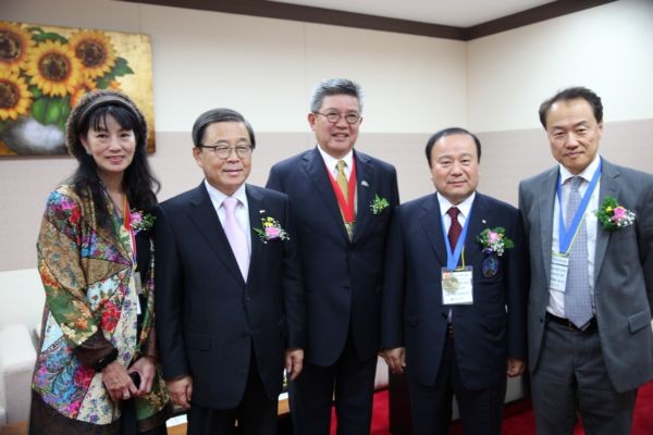 ▲ 사진왼쪽부터 탄 페이 잉 아시아건축사협의회 회장, 남유진 구미시장, 사티롯 누이타다난드 아시아건축사혐의회 차기회장, 김영수 대한건축사협의회 회장, 심재호 부회장이 함께 기념촬영을 하고 있다.ⓒ구미시 제공