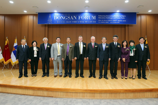 ▲ 제2회 동산포럼 연설 및 발표자 기념촬영 모습[좌측부터 박명호(계명대 경영부총장), 정현희(계명대 사범대학장), 김남석(계명문화대학 총장), 피터 가자리언(계명대 교수), 바오쿤 리우(북경사범대학 교수),유씨 발리마(핀란드 유바스귤라대학 교수), 신일희(계명대학교 총장), 김광조(유네스코아시아태평양지역본부장), 아키요시 요네자와(나고야대학교수), 기영화(국가평생교육진흥원 원장), 권연숙(대구광역시 남부교육지원처 교육장), 김준한(대구경북연구원 원장)]ⓒ계명대 제공