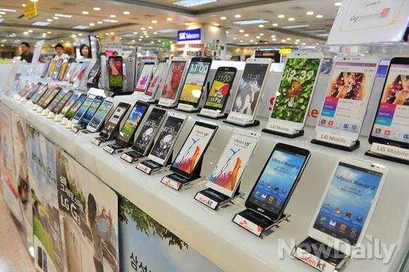 ▲ SK텔레콤에 이어 KT, LG유플러스도 최신 스마트폰에 지원금을 확대했다.ⓒ뉴데일리DB