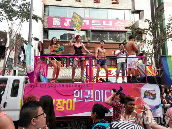 ▲ 지난 6월 7일 서울 서대문 신촌 연세로 일대에서 열린 [퀴어문화축제] 동성애 퍼레이드. ＠뉴데일리DB