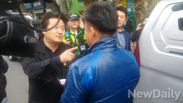 ▲ 대한민국어버이연합이 24일 서울 종로구 서울극장에서 영화 '다이빙벨'의 상영중지를 촉구하는 집회를 하던 도중, 제작자인 이상호 고발뉴스 기자가 어버이연합에 항의하는 소동이 벌어졌다.ⓒ 뉴데일리 유경표 기자