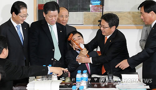 ▲ 해마다 여아간의 극한 대립 속에 법정시한을 넘겨온 예산안 심사가 올해는 순탄하게 이뤄질 수 있을지 주목된다. 사진은 지난해 계수조정소위원회에서 예산안 심사를 진행하던 도중 의결하려는 장윤석 소위원장의 의사봉을 빼앗으려 달려드는 새정치민주연합 강기정 의원. ⓒ연합뉴스 사진DB