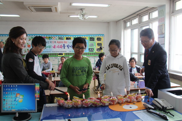 김건찬 총장(제일 오른쪽)이 24일 불로초에서 학생들과 함께 애플데일이 불꽃점화식을 열고 있다. ⓒ뉴데일리