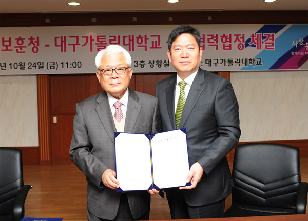 ▲ 대구가톨릭대(총장 홍철·왼쪽)는 24일 대구지방보훈청과 협약을 체결하고 나라사랑 정신 함양을 위해 노력하기로 했다.ⓒ가톨릭대 제공