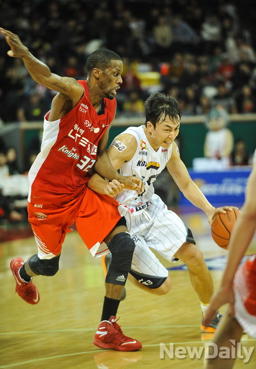 ▲ 서울 SK 나이츠의 외국인 선수 애런 헤인즈(33)가 창원 LG 세이커스의 김영환(30)을 막고 있다. 이날 두 선수는 각각 외국인 선수와 국내 선수 중 가장 많은 득점을 올렸다.ⓒ프로농구연맹